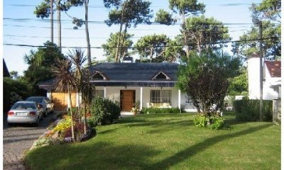 Hermosa casa en barrio residencial
