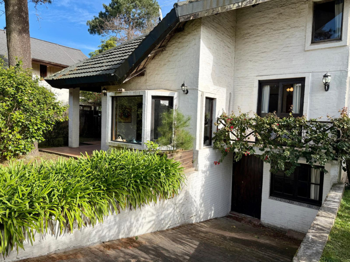 Hermosa casa en venta con piscina en punta del este 