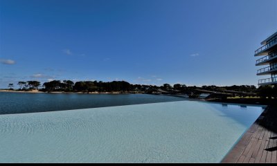 Venta apartamento 4 dormitorios frente al mar La Barra Punta del Este