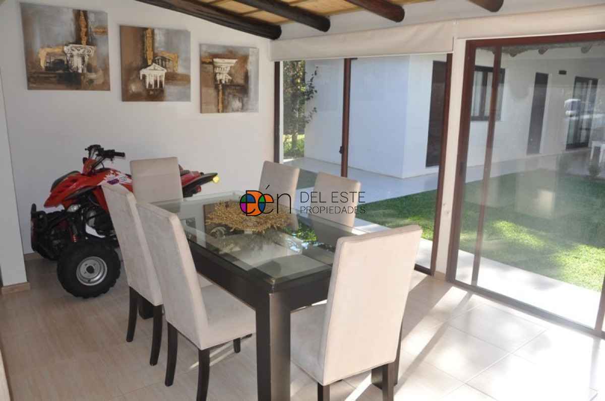 Casa ID.3 -   Casa en venta  a 300 mts del mar, hermoso parque con piscina y gran barbacoa.