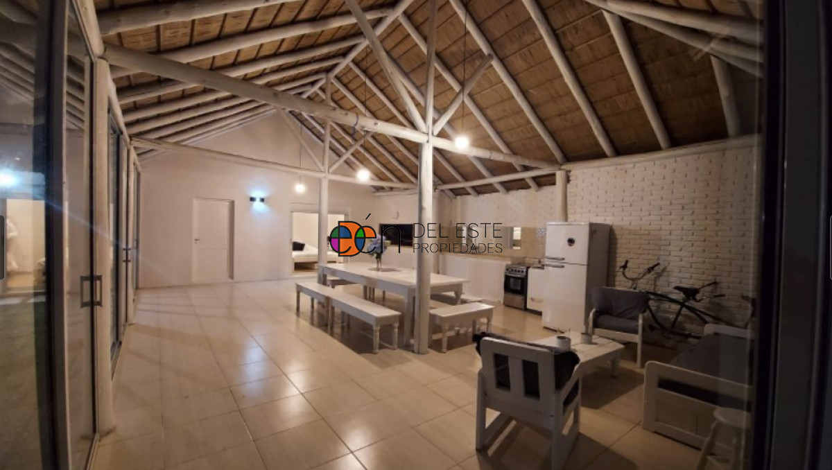 Casa ID.3 -   Casa en venta  a 300 mts del mar, hermoso parque con piscina y gran barbacoa.