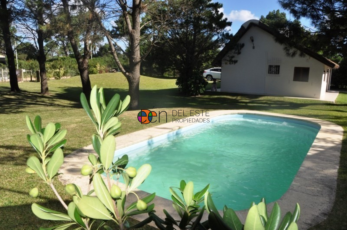 Casa ID.3 -   Casa en venta  a 300 mts del mar, hermoso parque con piscina y gran barbacoa.