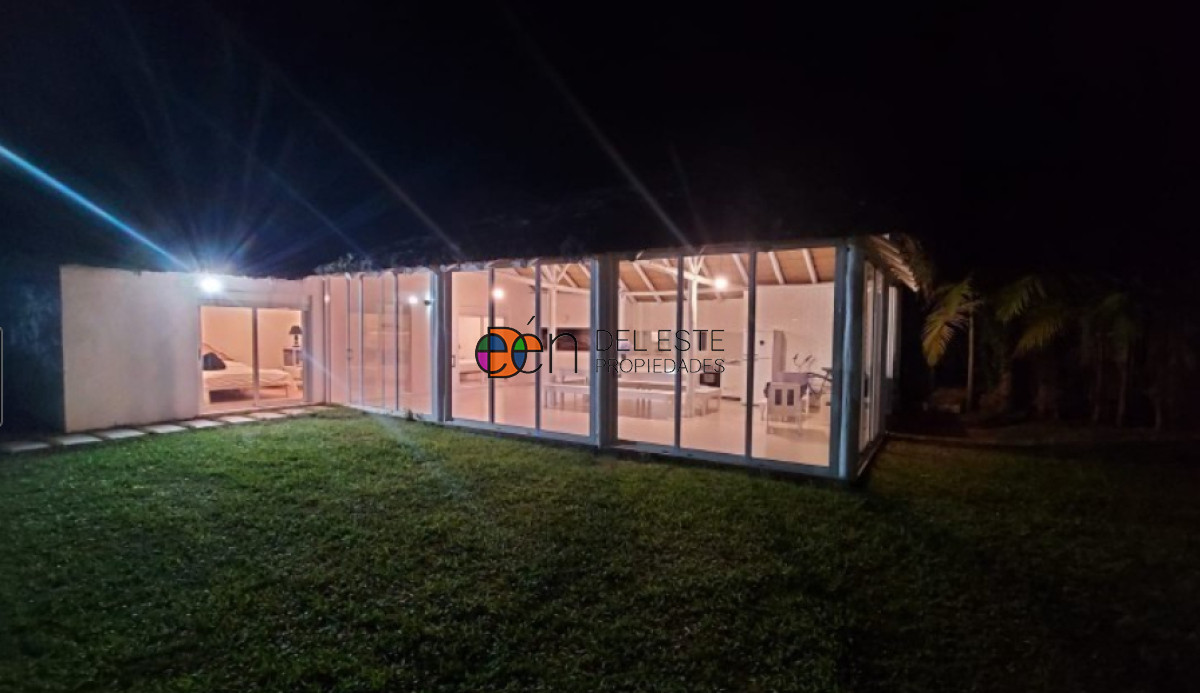 Casa ID.3 -   Casa en venta  a 300 mts del mar, hermoso parque con piscina y gran barbacoa.