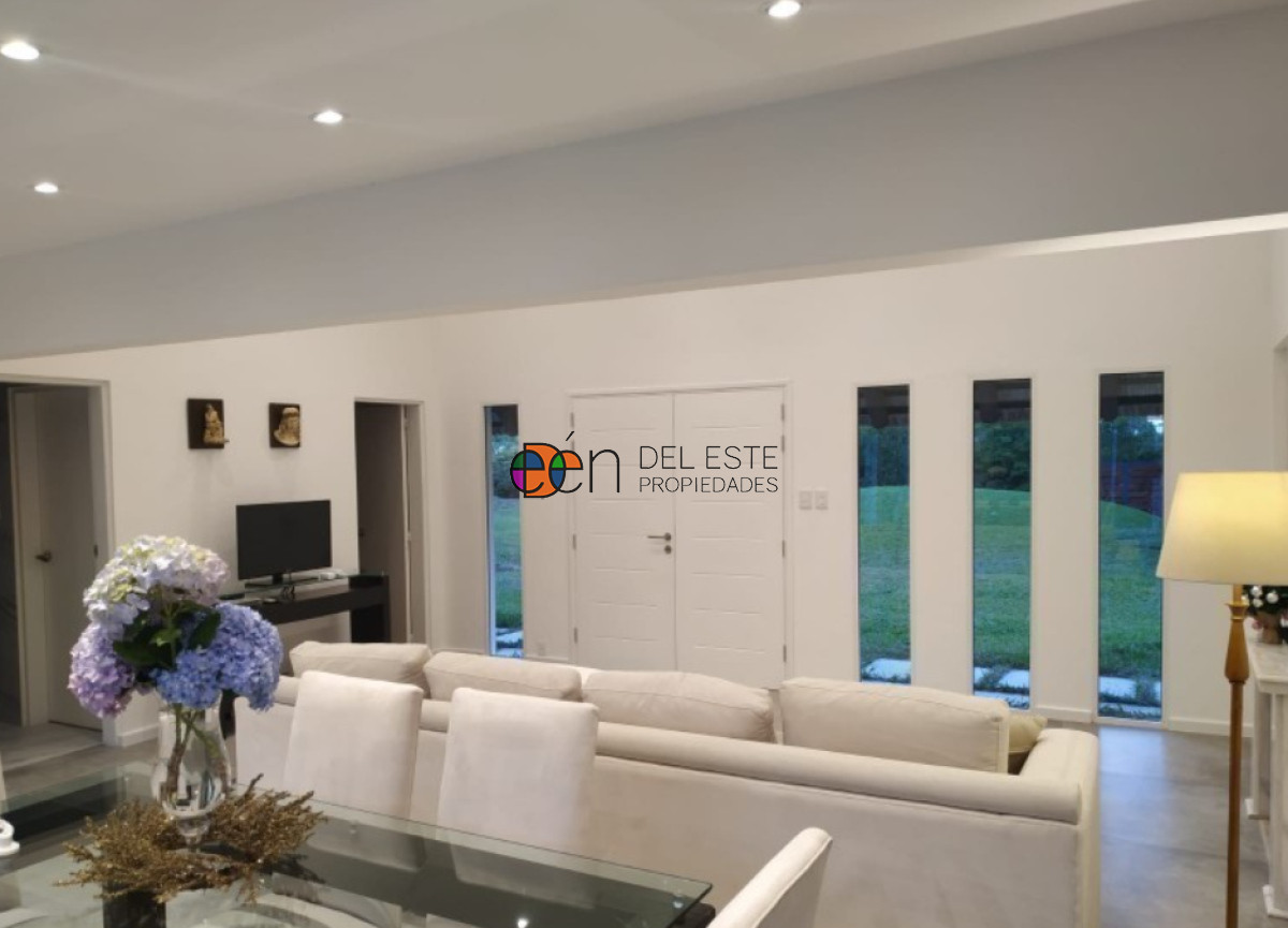 Casa ID.3 -   Casa en venta  a 300 mts del mar, hermoso parque con piscina y gran barbacoa.
