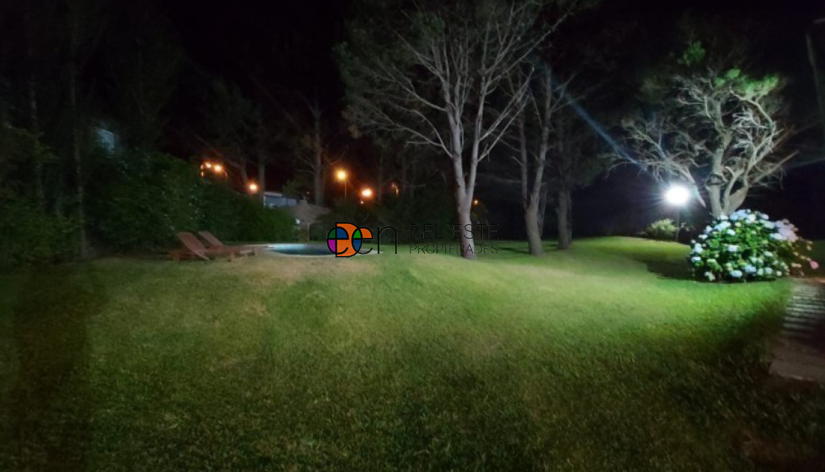 Casa ID.3 -   Casa en venta  a 300 mts del mar, hermoso parque con piscina y gran barbacoa.