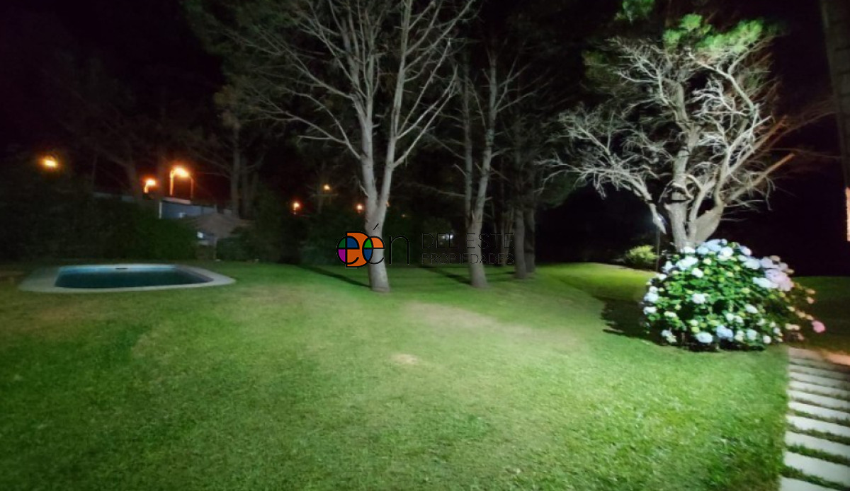 Casa ID.3 -   Casa en venta  a 300 mts del mar, hermoso parque con piscina y gran barbacoa.