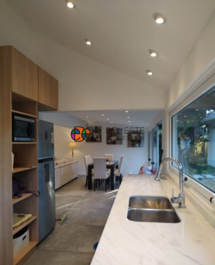 Casa ID.3 -   Casa en venta  a 300 mts del mar, hermoso parque con piscina y gran barbacoa.