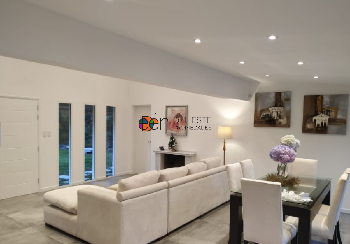 Casa ID.3 -   Casa en venta  a 300 mts del mar, hermoso parque con piscina y gran barbacoa.