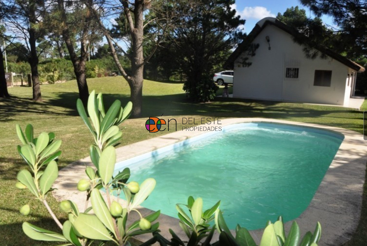 Casa ID.3 -   Casa en venta  a 300 mts del mar, hermoso parque con piscina y gran barbacoa.