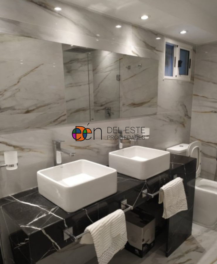 Casa ID.3 -   Casa en venta  a 300 mts del mar, hermoso parque con piscina y gran barbacoa.