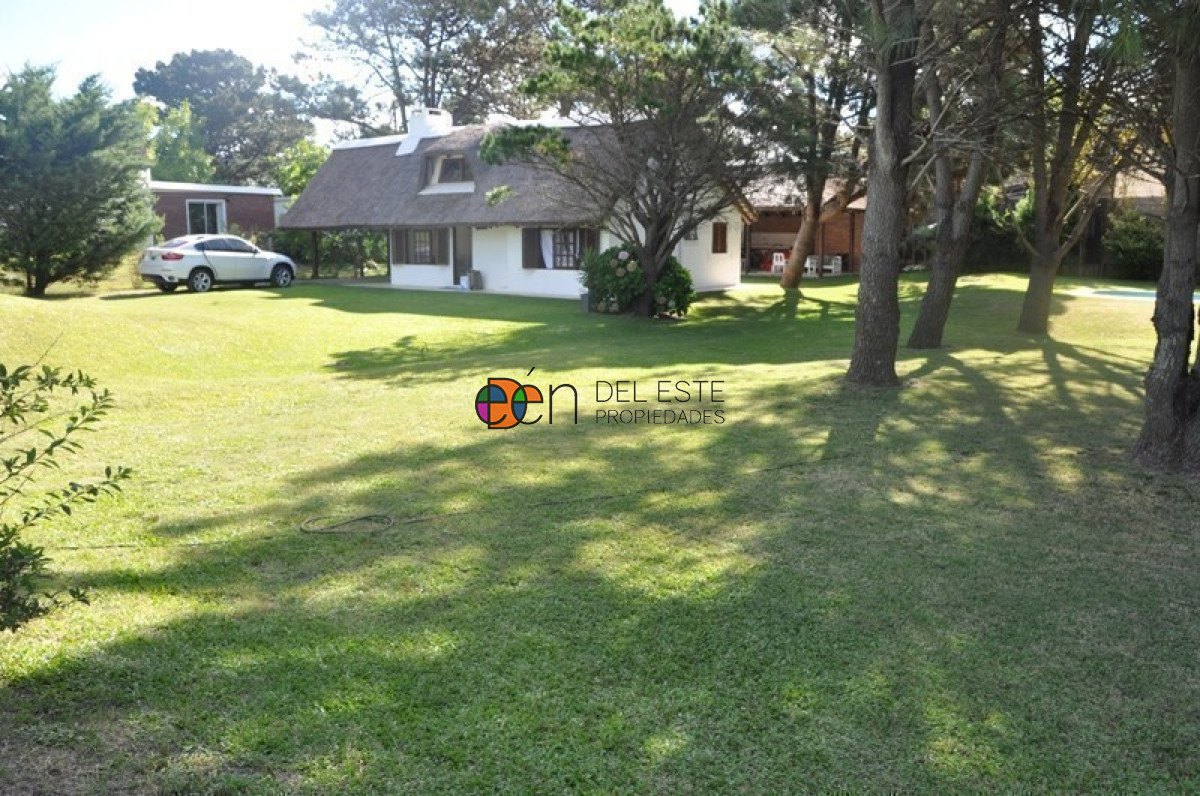 Casa ID.3 -   Casa en venta  a 300 mts del mar, hermoso parque con piscina y gran barbacoa.