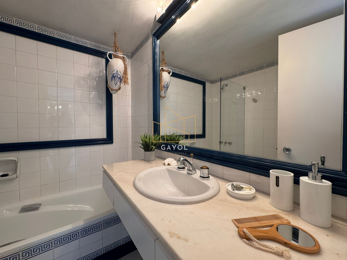 Apartamento ID.1025 - Alquiler de temporada 3 dormitorios y servicio Primera linea playa brava 