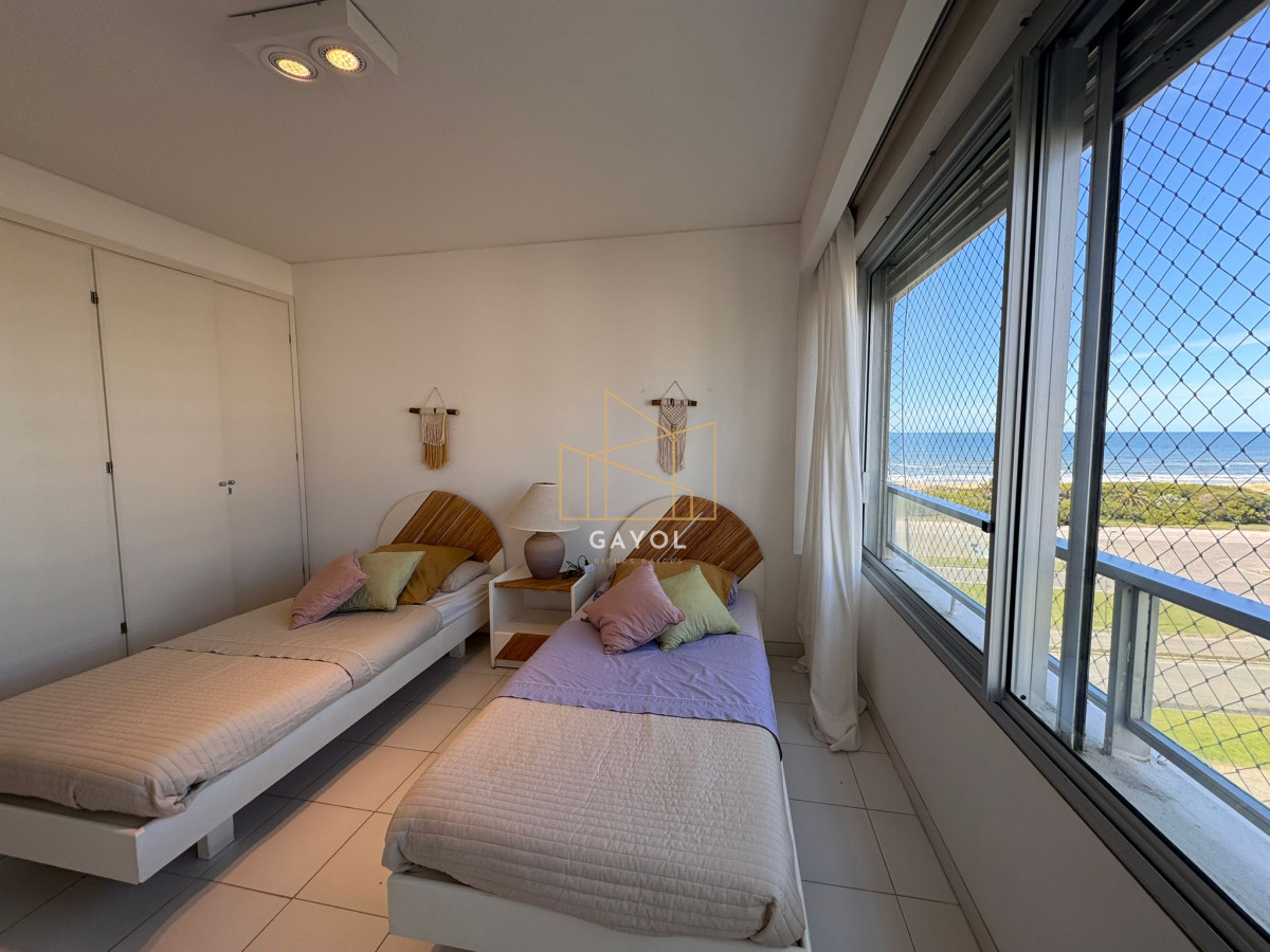 Apartamento ID.1025 - Alquiler de temporada 3 dormitorios y servicio Primera linea playa brava 