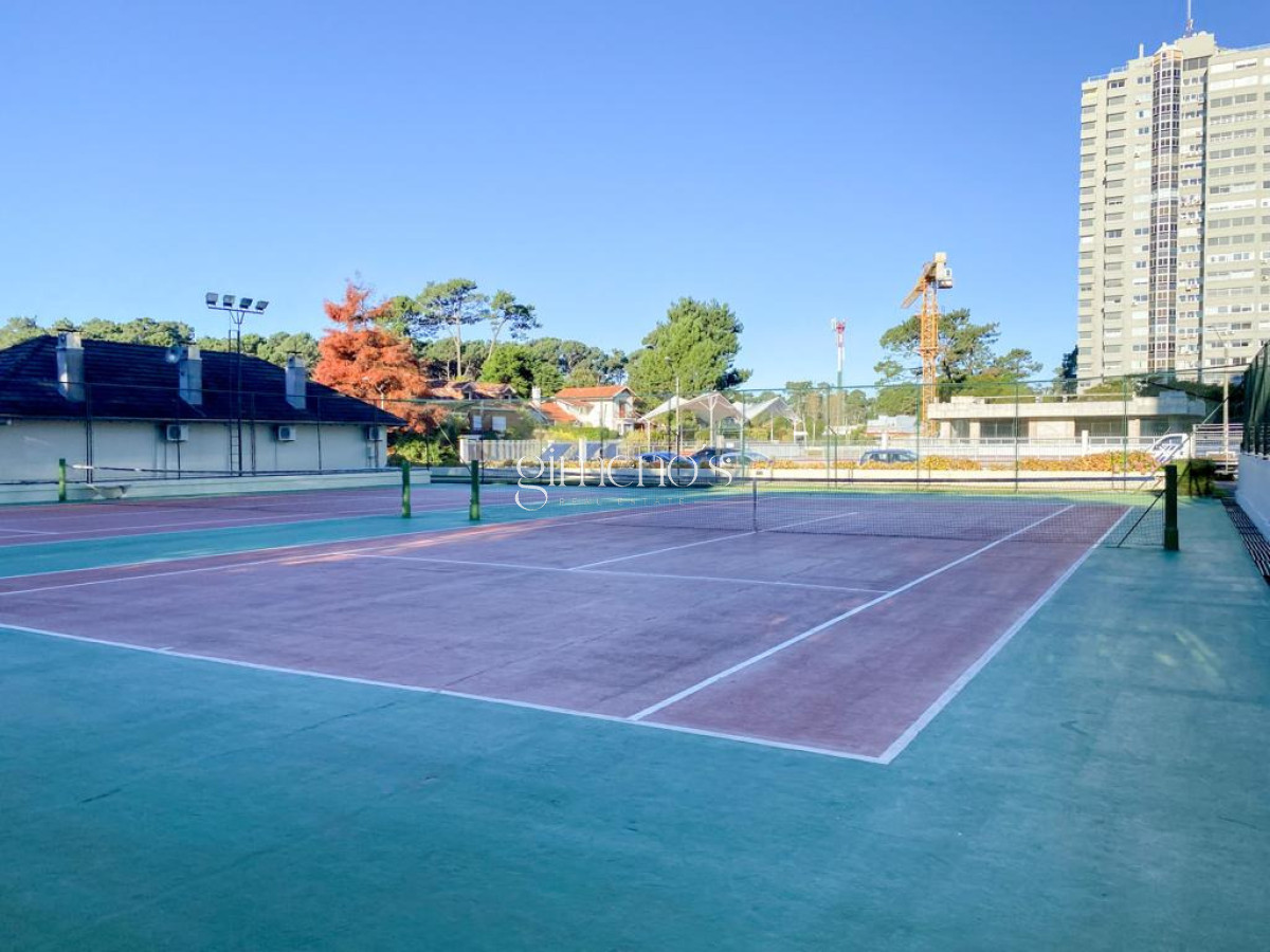 Apartamento ID.1341 - Apartamento en venta  1 dormitorio con balcón y garaje en Roosevelt - Punta del Este 