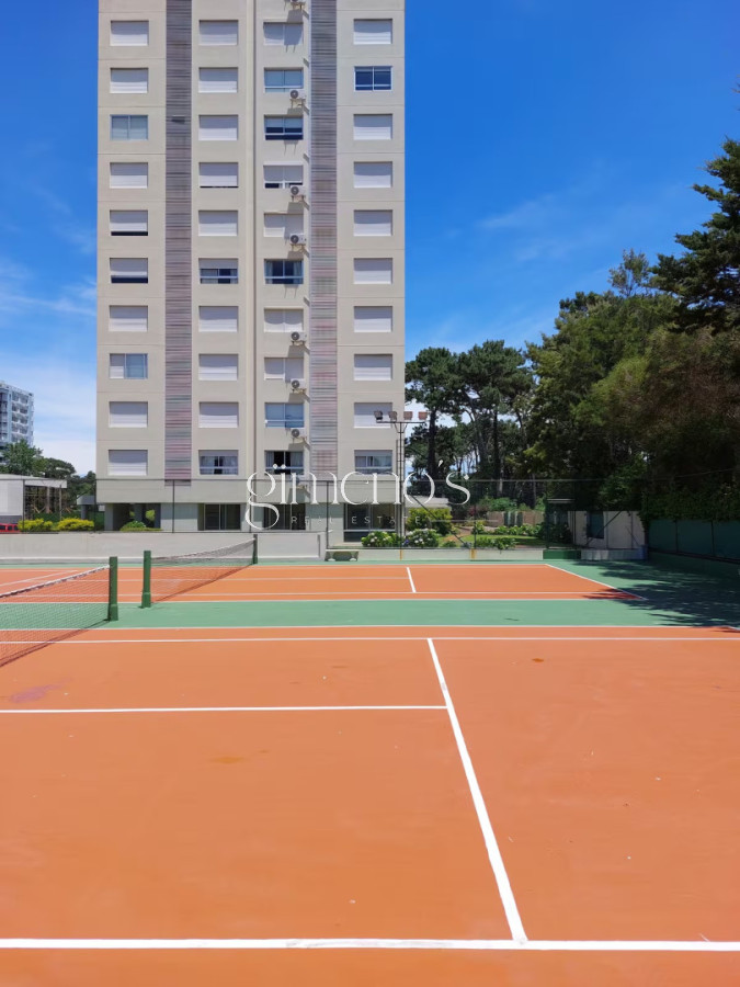 Apartamento ID.1341 - Apartamento en venta  1 dormitorio con balcón y garaje en Roosevelt - Punta del Este 