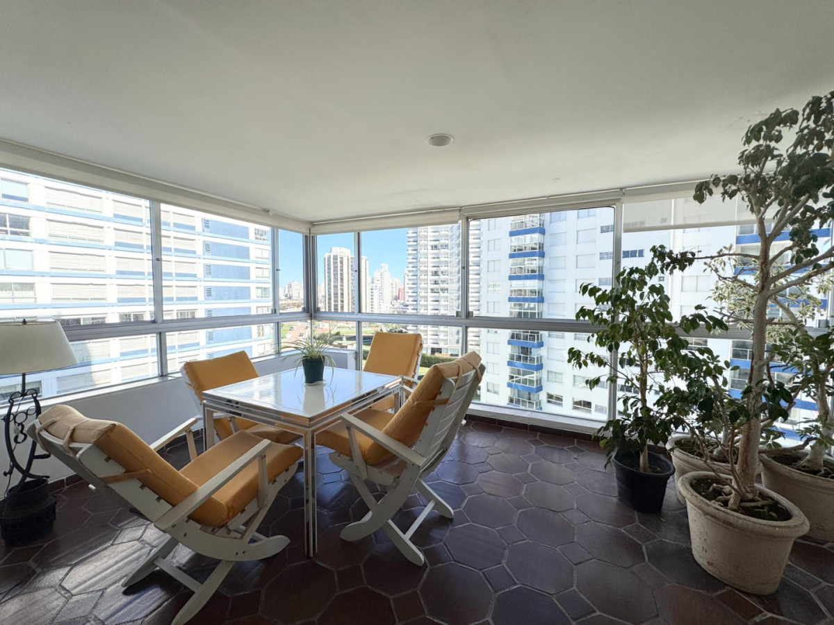 Apartamento ID.411 - Primera lìnea playa brava 4 dormitorios  
