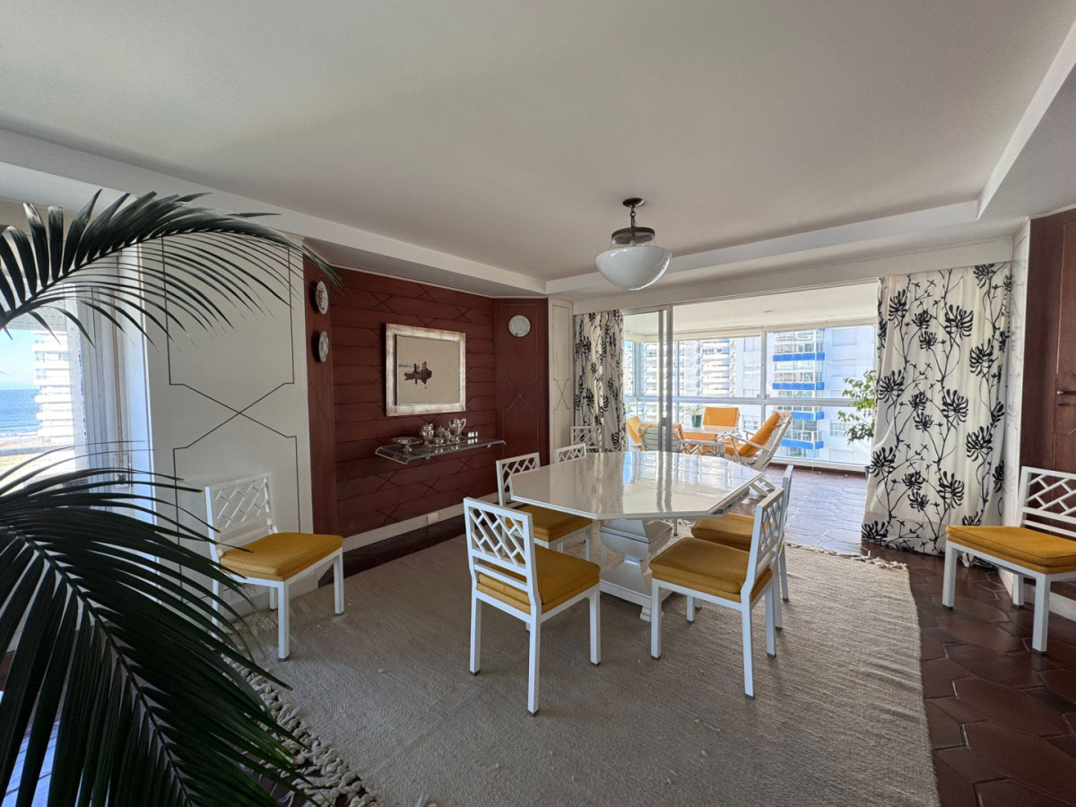 Apartamento ID.411 - Primera lìnea playa brava 4 dormitorios  