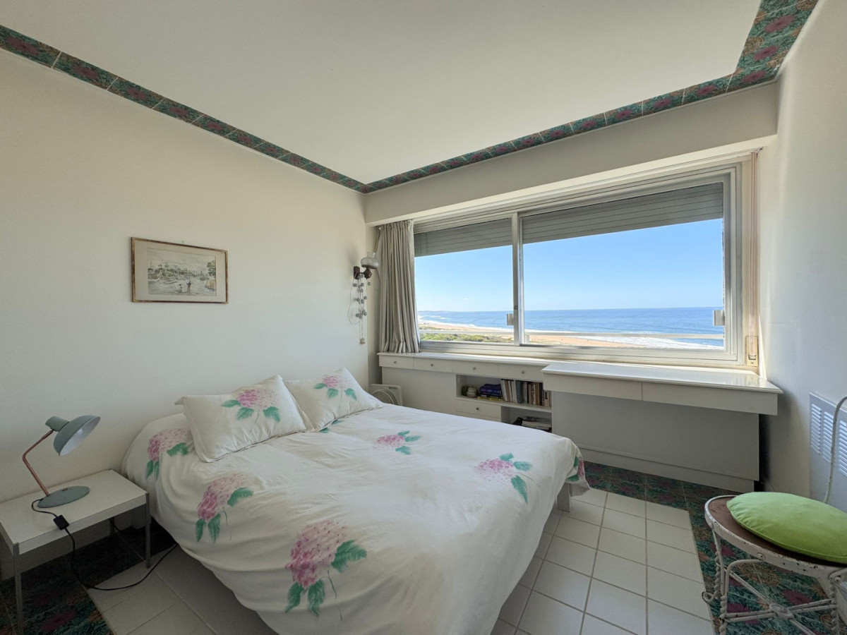 Apartamento ID.411 - Primera lìnea playa brava 4 dormitorios  