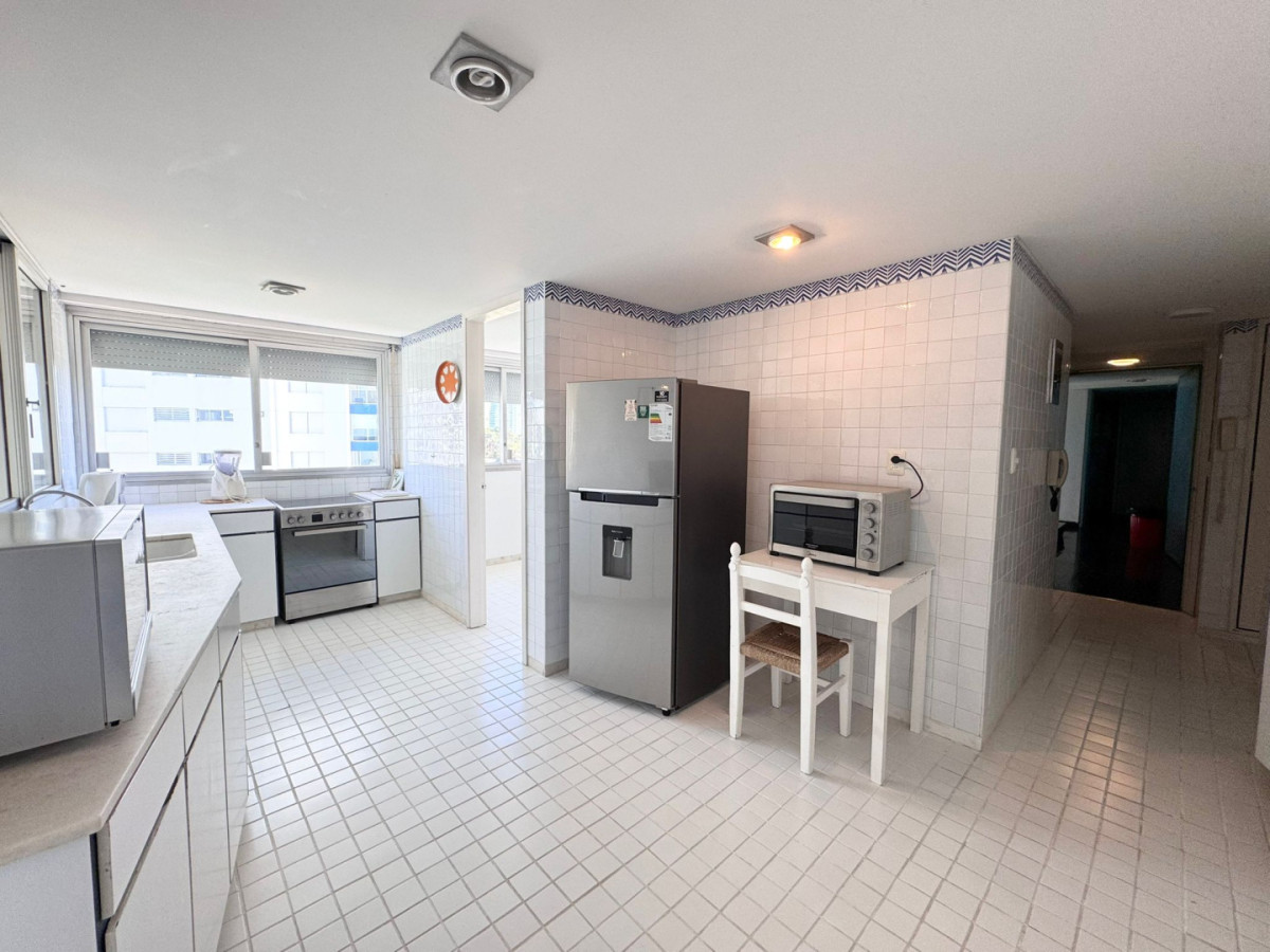 Apartamento ID.411 - Primera lìnea playa brava 4 dormitorios  