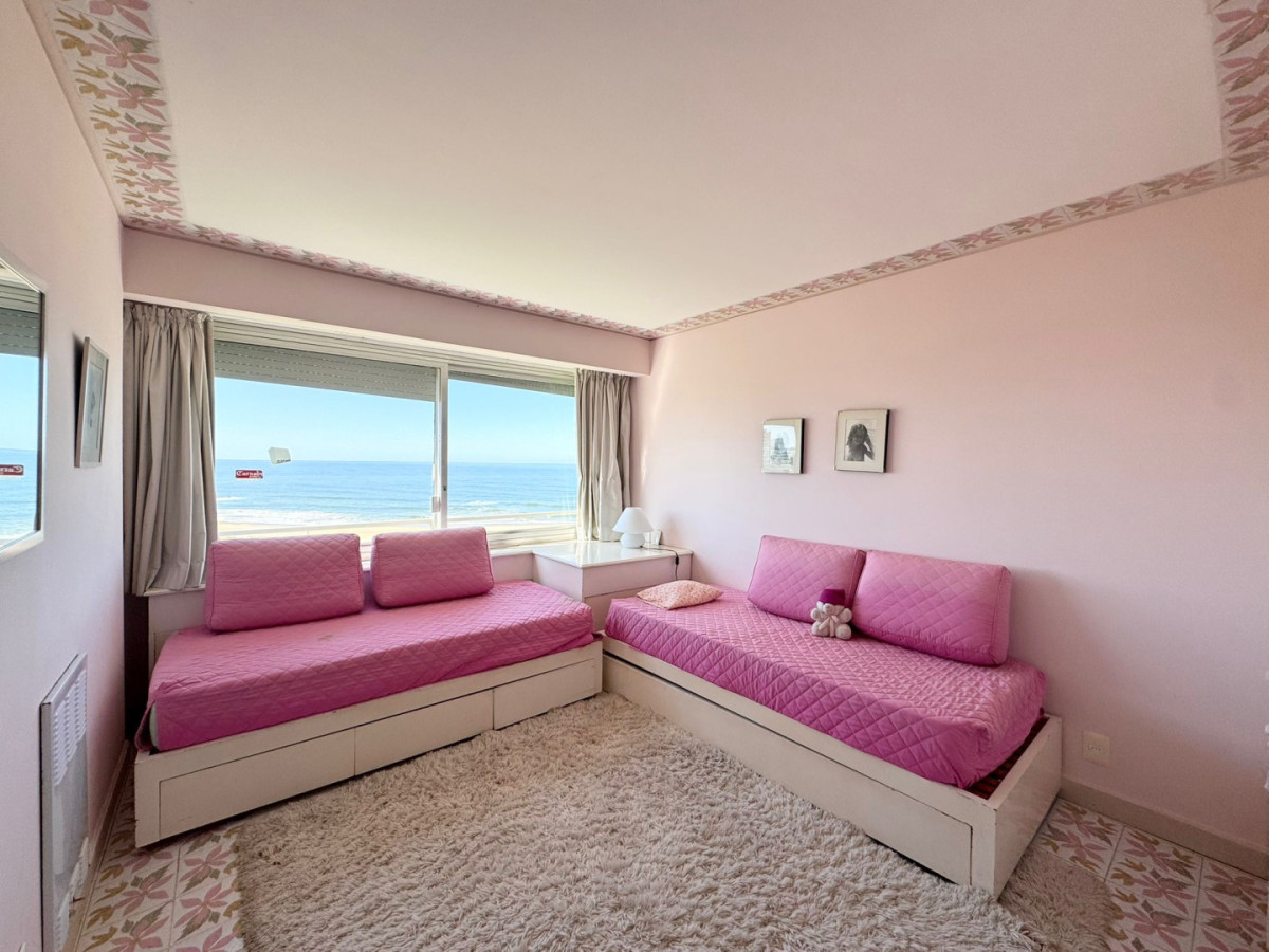 Apartamento ID.411 - Primera lìnea playa brava 4 dormitorios  
