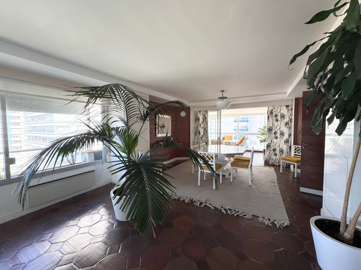 Apartamento ID.411 - Primera lìnea playa brava 4 dormitorios  
