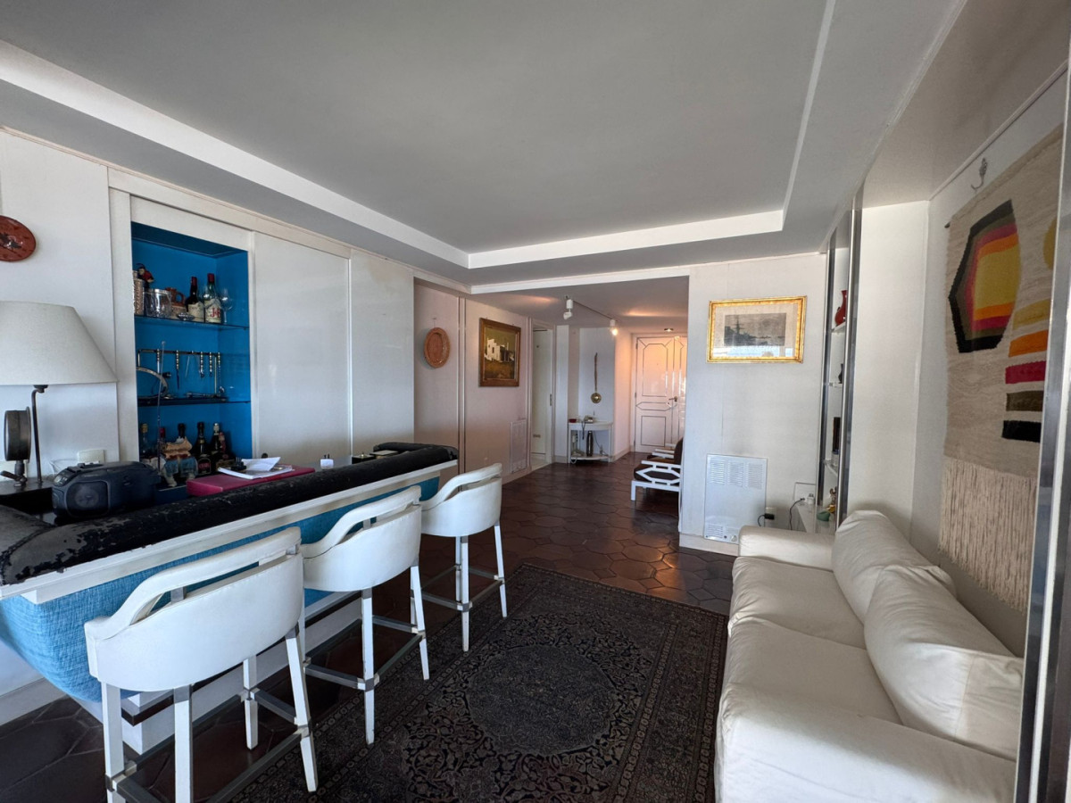 Apartamento ID.411 - Primera lìnea playa brava 4 dormitorios  