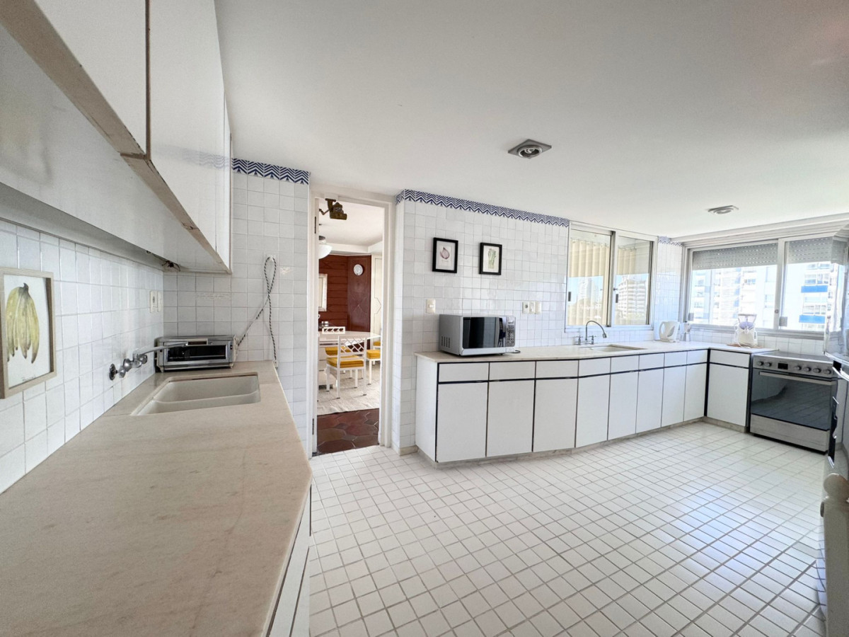 Apartamento ID.411 - Primera lìnea playa brava 4 dormitorios  