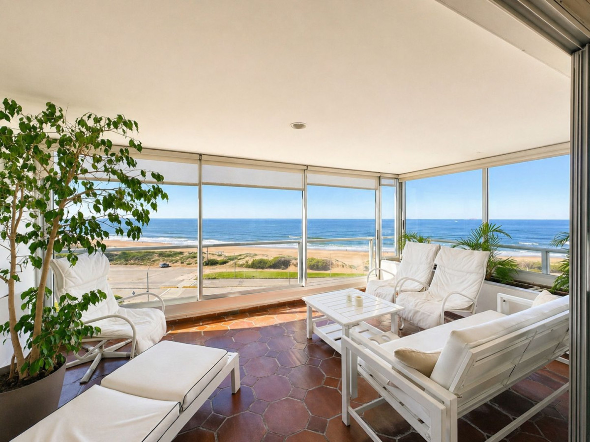 Apartamento ID.411 - Primera lìnea playa brava 4 dormitorios  