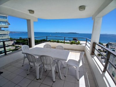 Apartamento de 3 dormitorios en Playa mansa Primera Linea 
