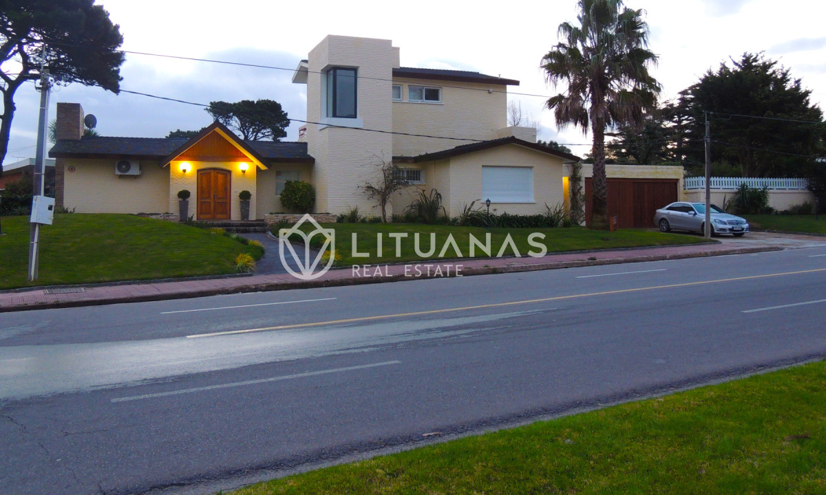 Casa ID.95 - Hermosa casa 4 dromitorios Playa Mansa