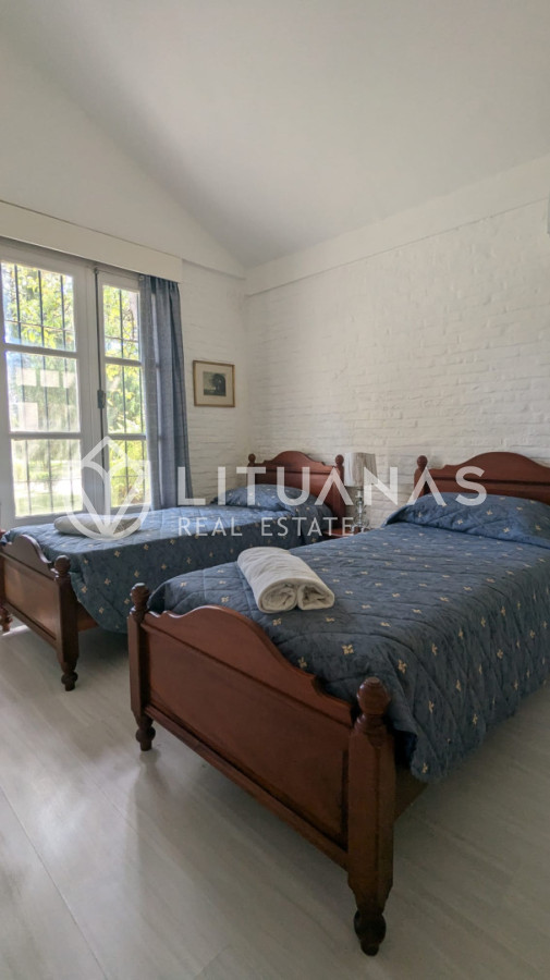 Casa ID.143 - Residencia con gran parque, piscina y 4 suites en Cantegril