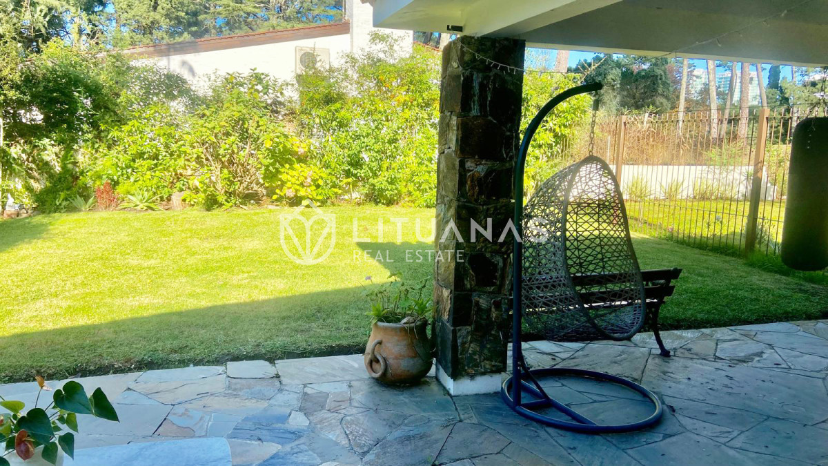 Casa ID.196 - Chalet en Cantegril a 500 m de Playa Mansa 3 dormitorios y gran barbacoa