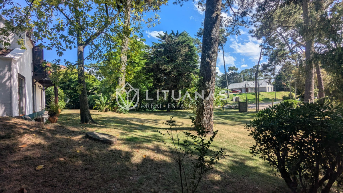 Casa ID.143 - Residencia con gran parque, piscina y 4 suites en Cantegril