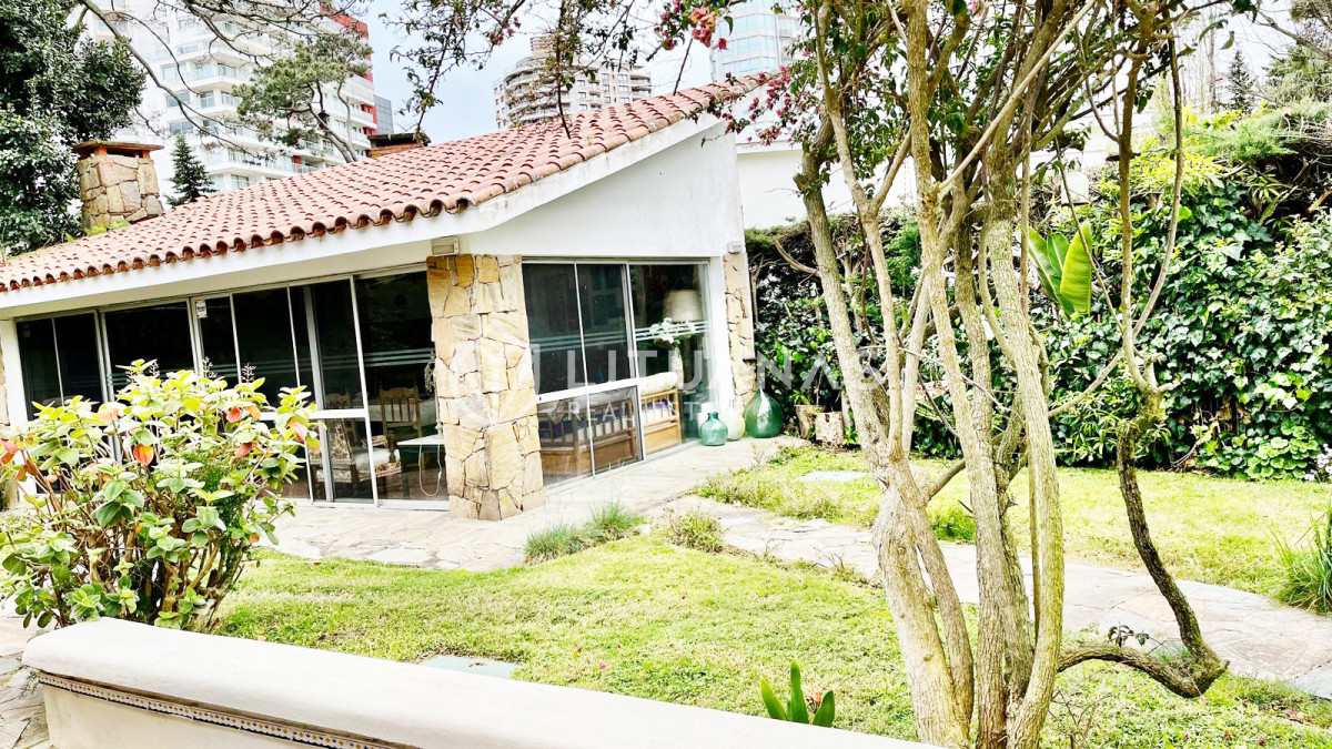 Casa ID.196 - Chalet en Cantegril a 500 m de Playa Mansa 3 dormitorios y gran barbacoa