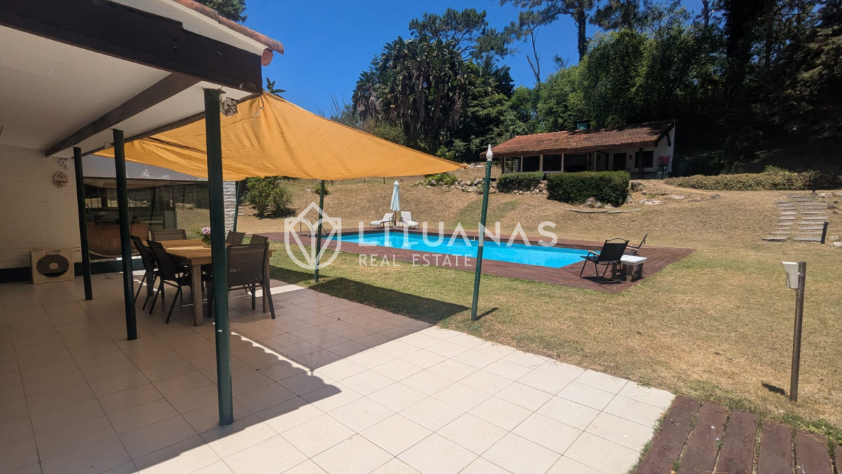 Casa ID.143 - Residencia con gran parque, piscina y 4 suites en Cantegril