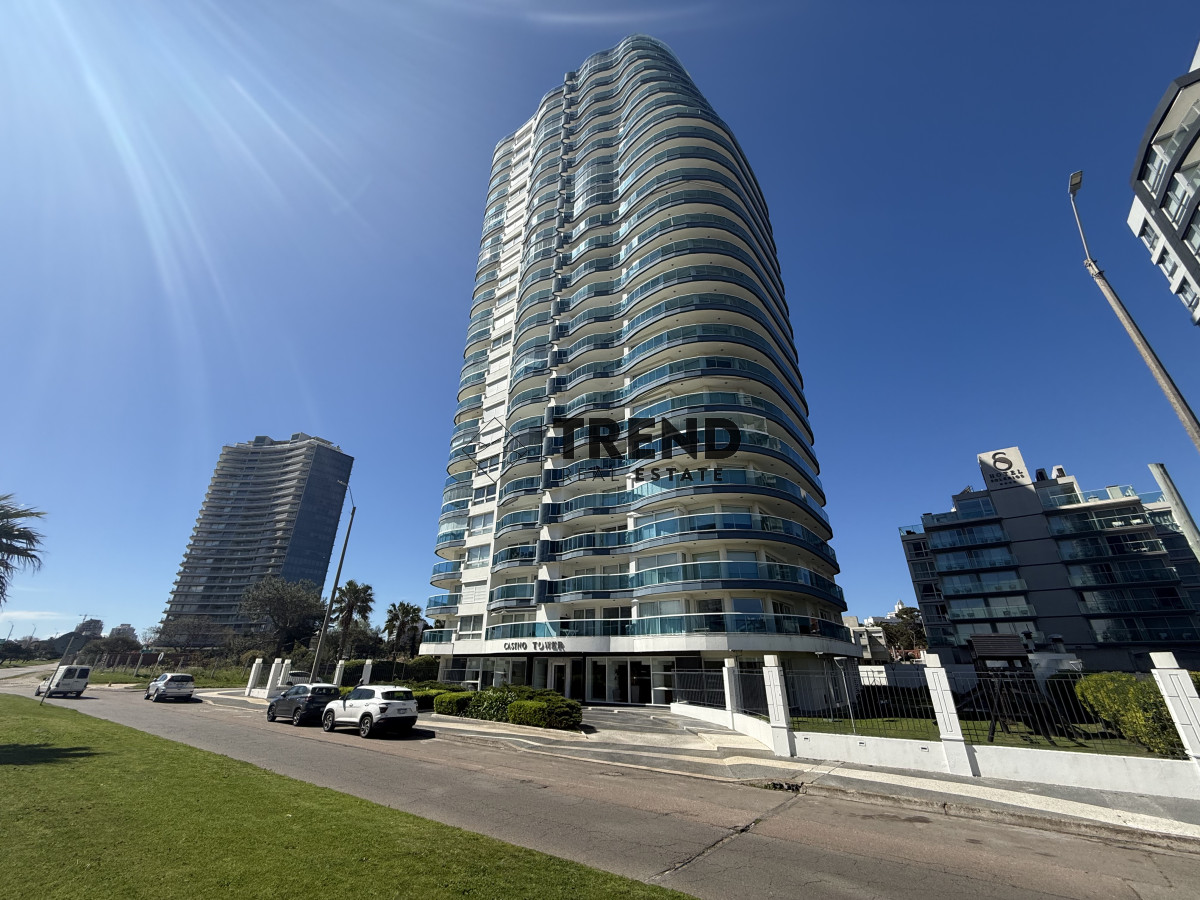 Apartamento en venta 3 Dormitorios a 2 cuadras de playa mansa frente al Conrad - TRE33A