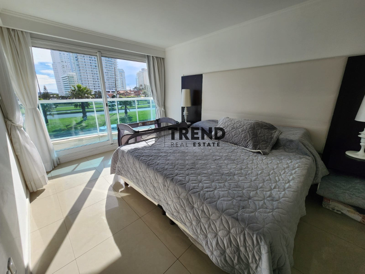 Apartamento ID.33 - Apartamento en venta 3 Dormitorios a 2 cuadras de playa mansa frente al Conrad