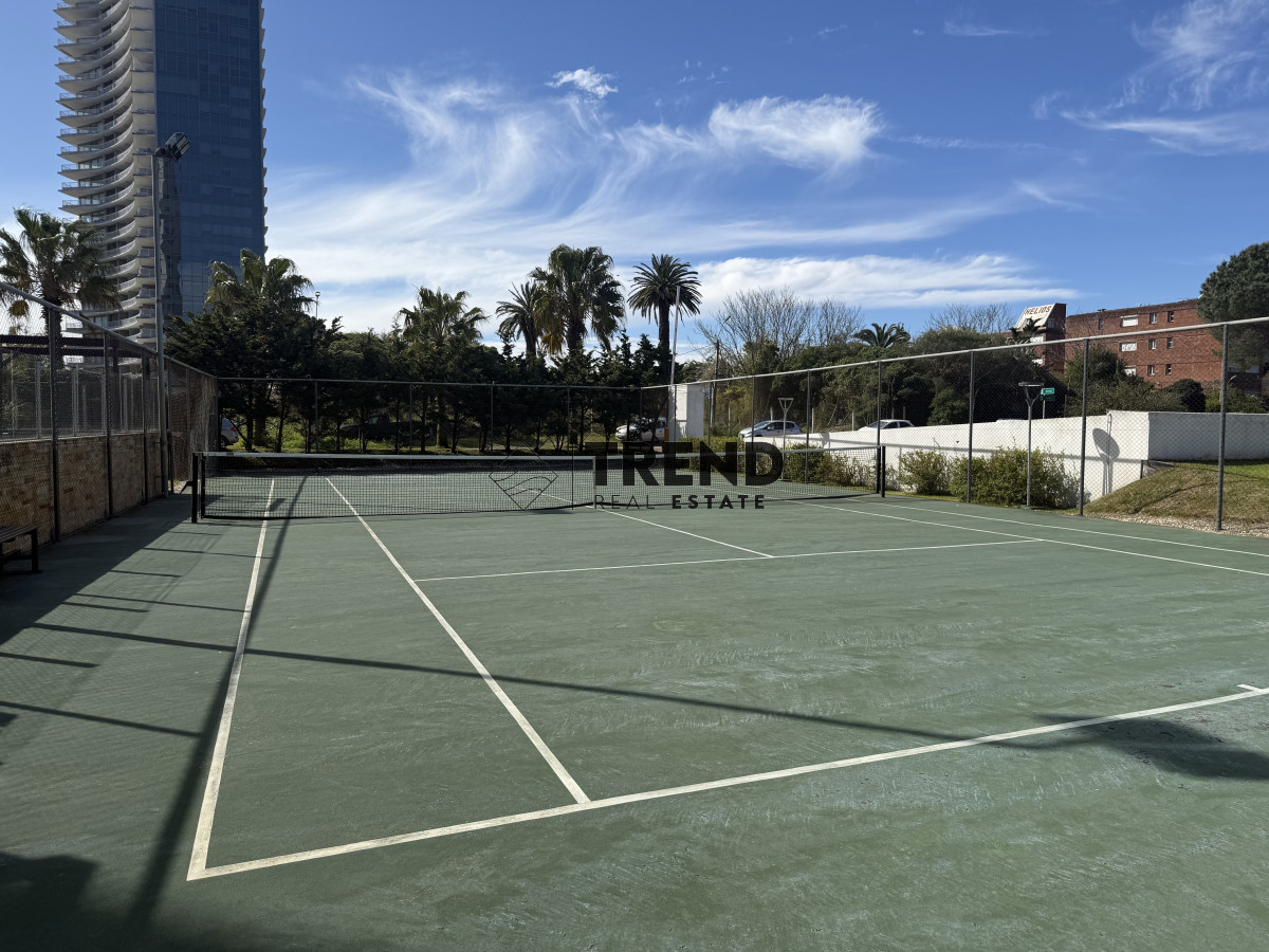 Apartamento ID.33 - Apartamento en venta 3 Dormitorios a 2 cuadras de playa mansa frente al Conrad