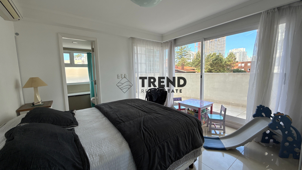 Apartamento ID.33 - Apartamento en venta 3 Dormitorios a 2 cuadras de playa mansa frente al Conrad