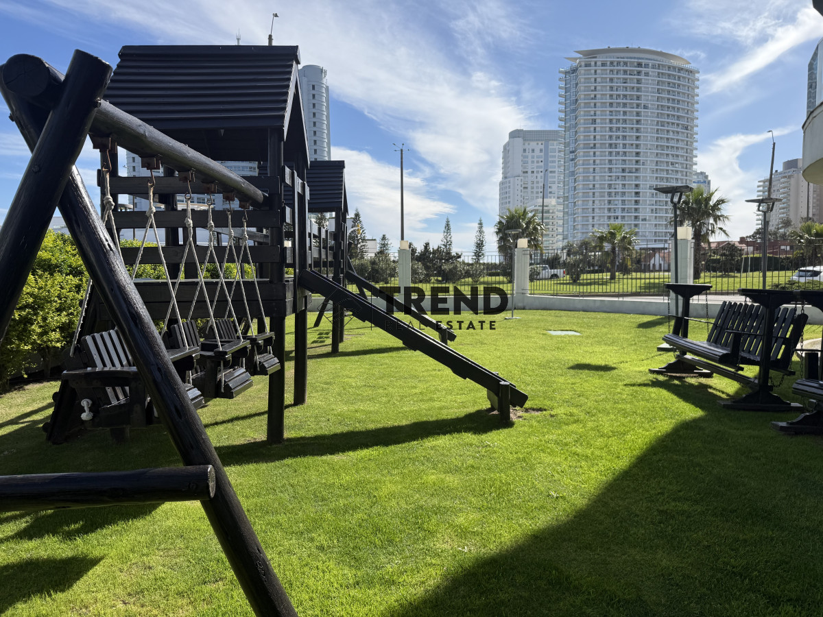 Apartamento ID.33 - Apartamento en venta 3 Dormitorios a 2 cuadras de playa mansa frente al Conrad