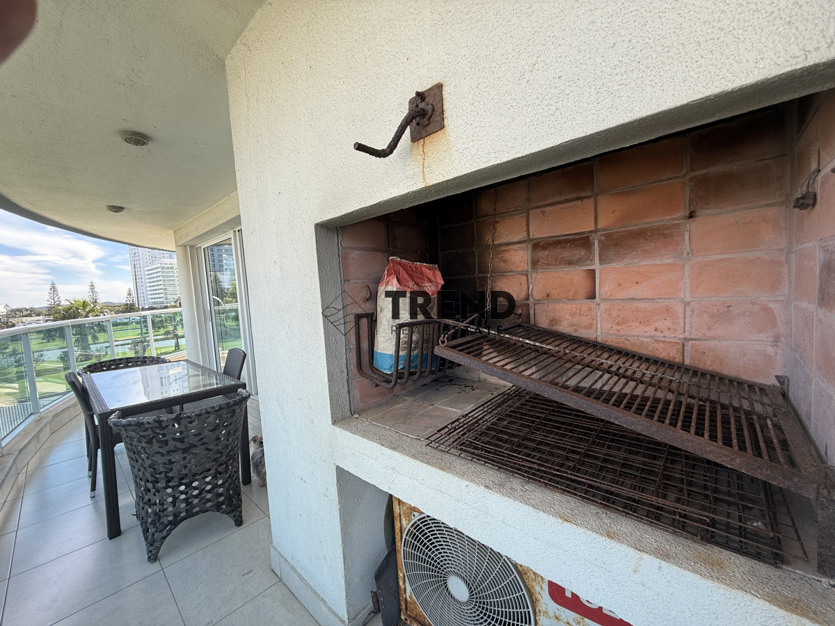 Apartamento ID.33 - Apartamento en venta 3 Dormitorios a 2 cuadras de playa mansa frente al Conrad