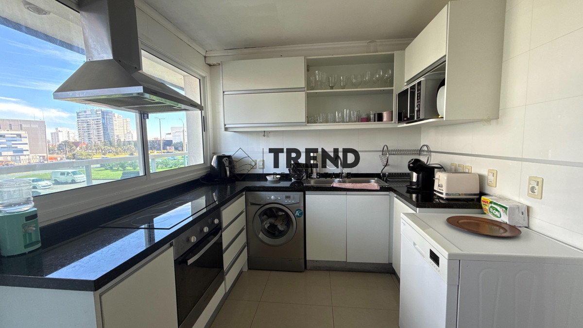 Apartamento ID.33 - Apartamento en venta 3 Dormitorios a 2 cuadras de playa mansa frente al Conrad