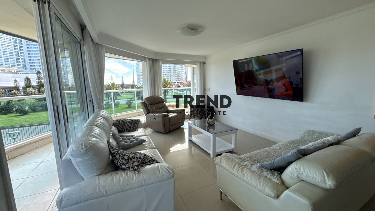 Apartamento ID.33 - Apartamento en venta 3 Dormitorios a 2 cuadras de playa mansa frente al Conrad