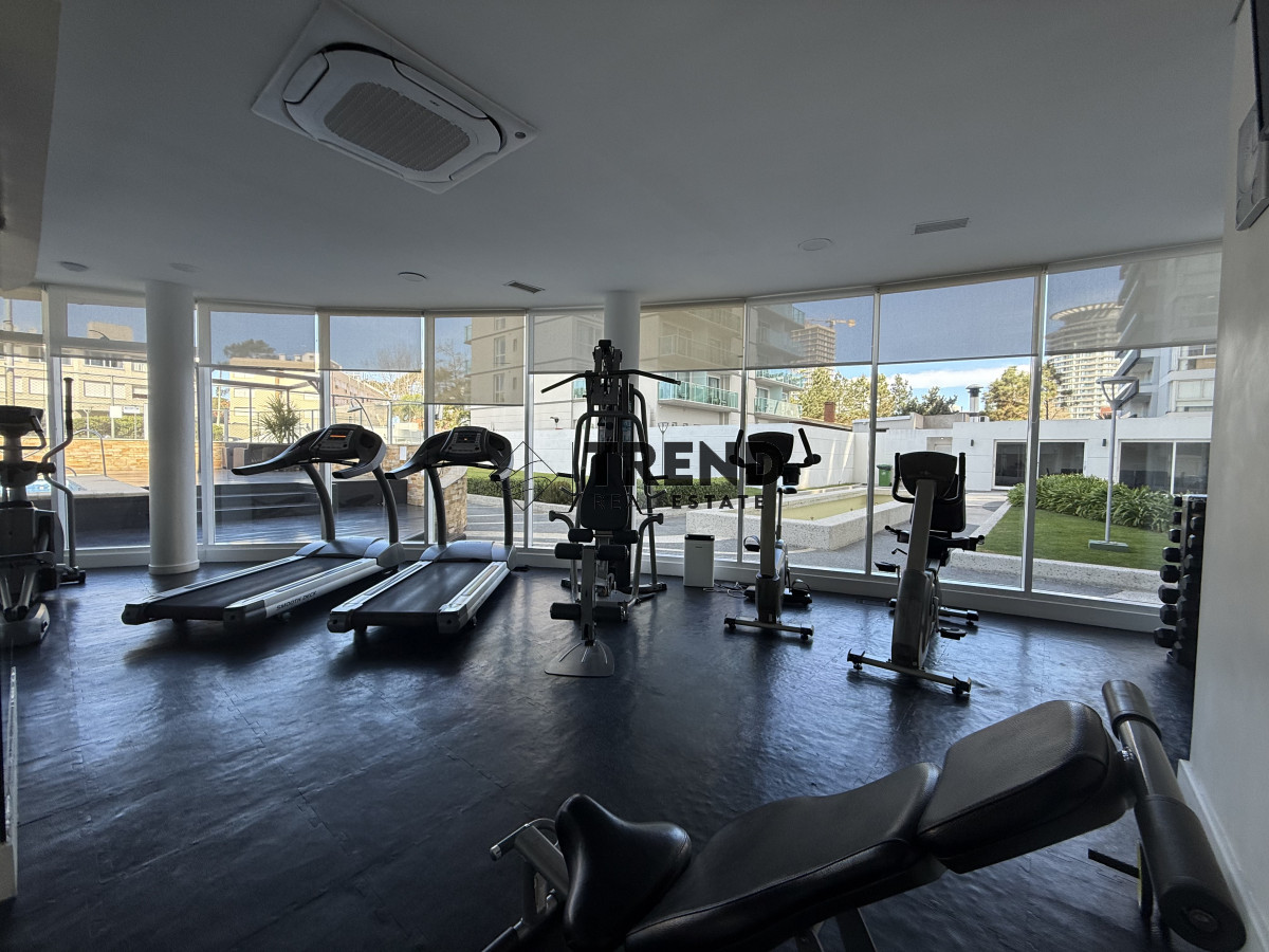 Apartamento ID.33 - Apartamento en venta 3 Dormitorios a 2 cuadras de playa mansa frente al Conrad