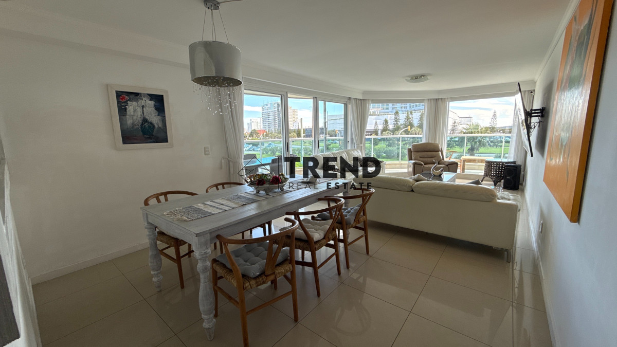 Apartamento ID.33 - Apartamento en venta 3 Dormitorios a 2 cuadras de playa mansa frente al Conrad