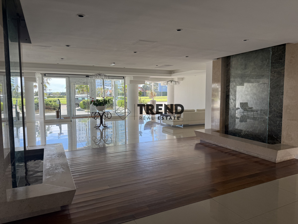 Apartamento ID.33 - Apartamento en venta 3 Dormitorios a 2 cuadras de playa mansa frente al Conrad