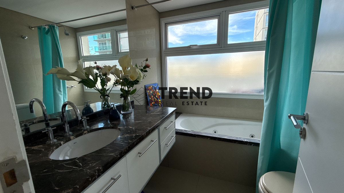 Apartamento ID.33 - Apartamento en venta 3 Dormitorios a 2 cuadras de playa mansa frente al Conrad