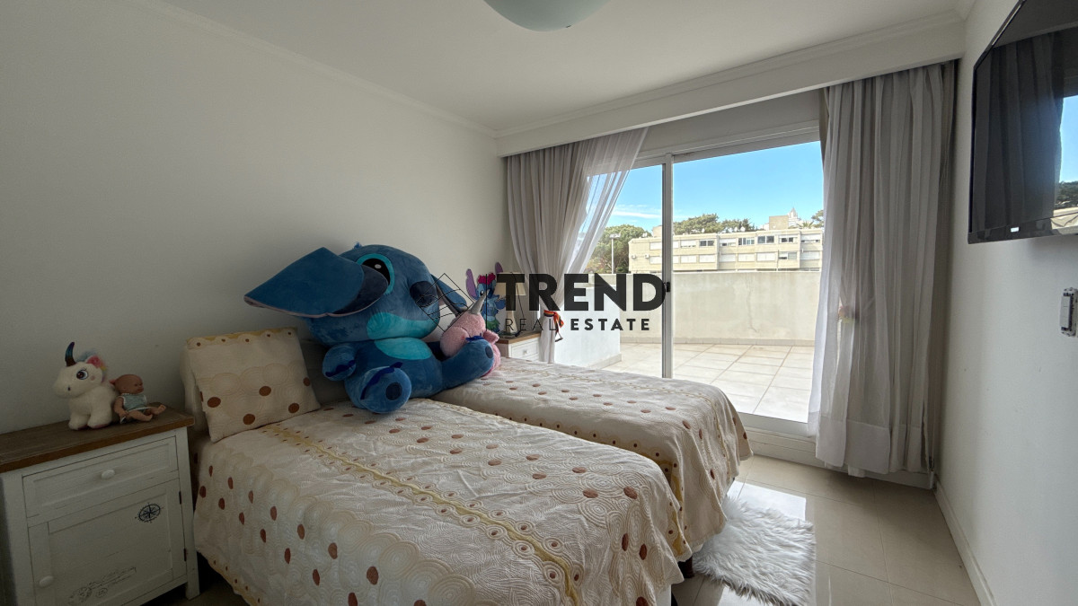 Apartamento ID.33 - Apartamento en venta 3 Dormitorios a 2 cuadras de playa mansa frente al Conrad
