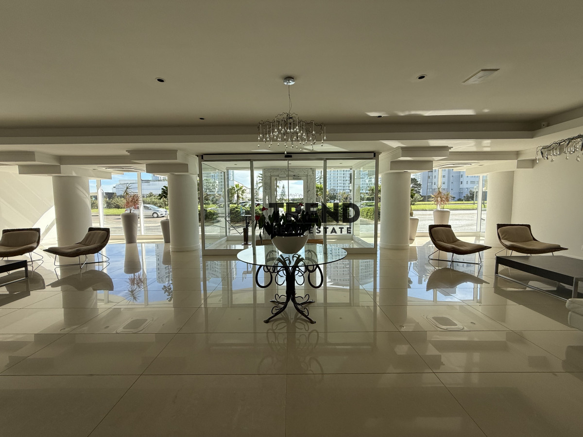 Apartamento ID.33 - Apartamento en venta 3 Dormitorios a 2 cuadras de playa mansa frente al Conrad