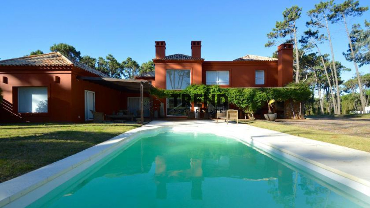 Espectacular casa de 5 dormitorios en Laguna Blanca con piscina - TRE20C